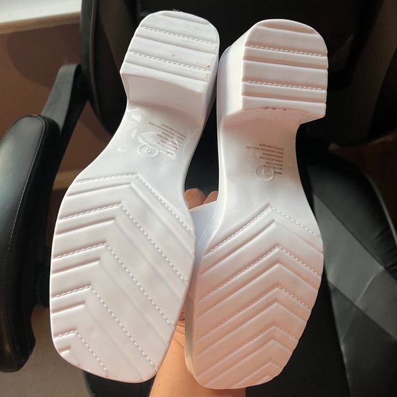 Shoe Dazzle White Low Heeled Sandals - Picture 5 of 5